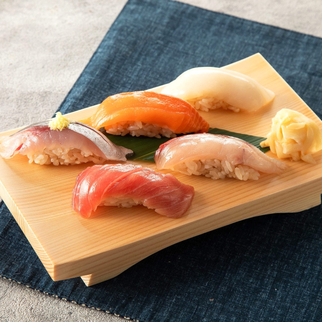 厳選食材を使った鮨や海鮮料理を堪能 | 全席個室 鮨と酒日和 ととうお秋葉原駅前店