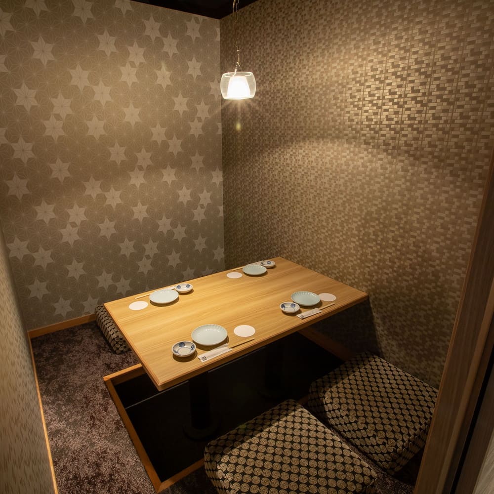 全席完全個室の洗練されたモダン空間 | 全席個室 鮨と酒日和 ととうお四条河原町店